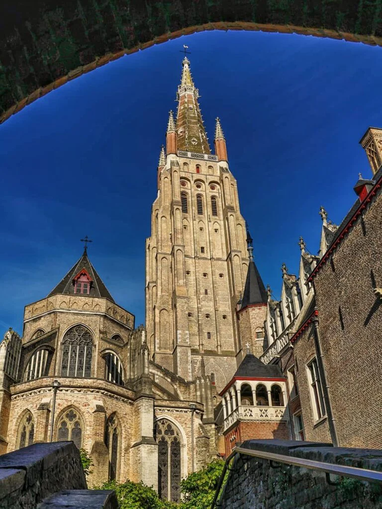 Qué Ver en Brujas: 15 Lugares Imprescindibles + Guía Torre de ladrillo de la Iglesia de Nuestra Señora de 122 metros con la escultura de Miguel Ángel