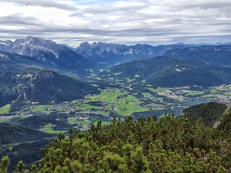 Nido del águila en verano con el paisaje alpino alrededor