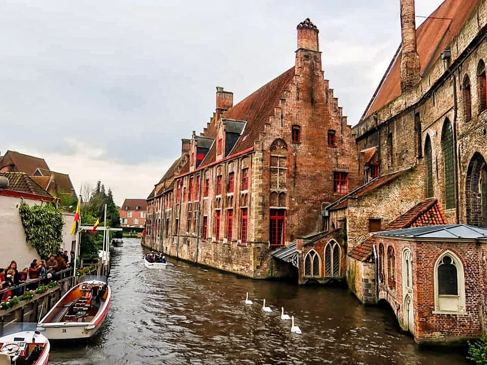 Qué Ver en Brujas: 15 Lugares Imprescindibles + Guía Hospital medieval de San Juan convertido en museo con obras de Hans Memling