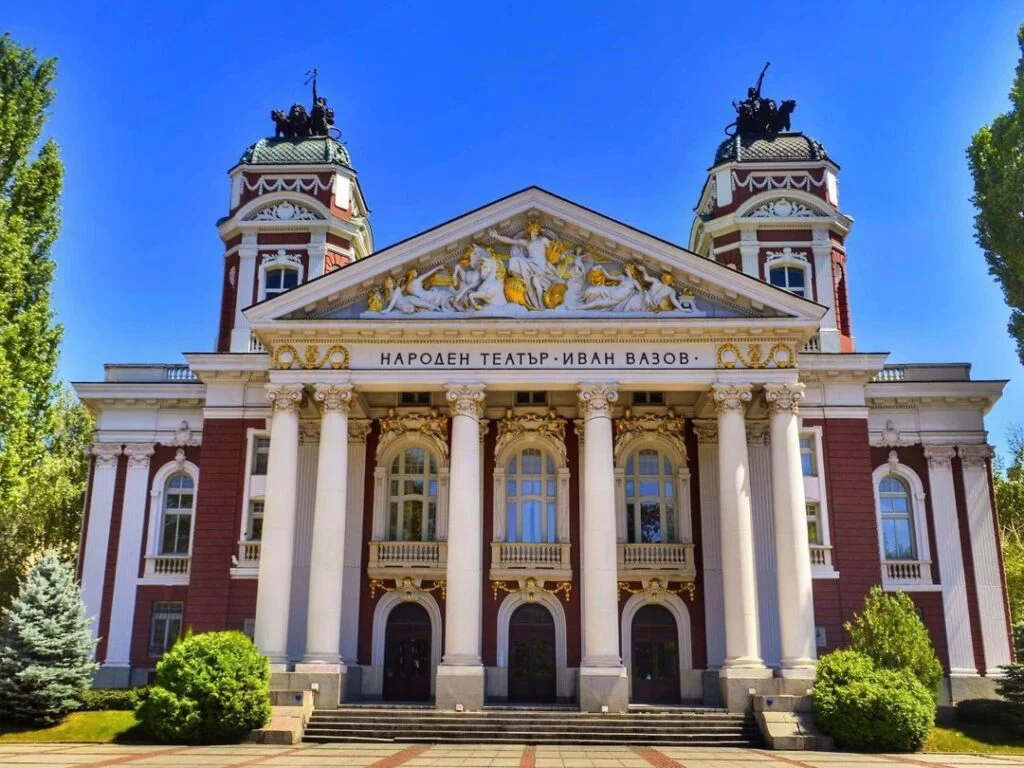 Qué ver en Sofía - Fachada neoclásica del Teatro Nacional Ivan Vazov