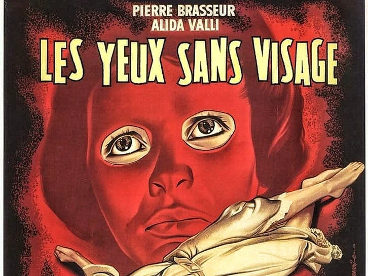 Vitrinas oscuras con objetos vampíricos en el Museo de los Vampiros