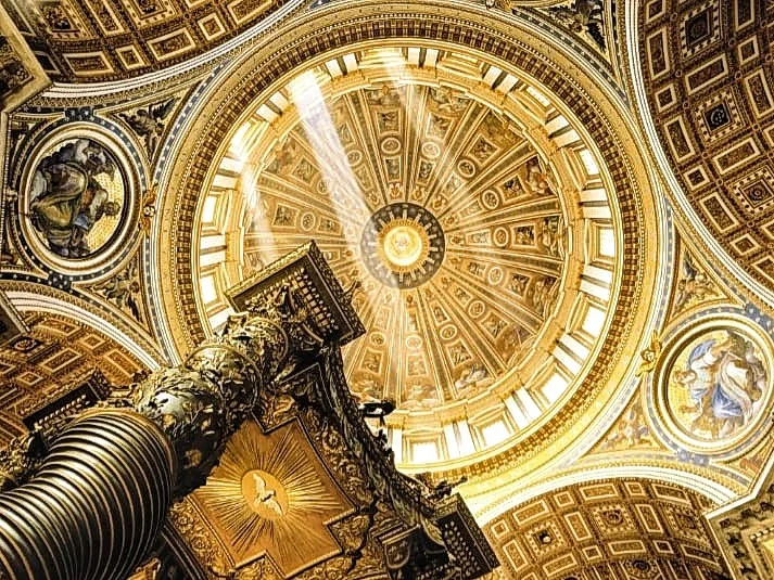 Vista detallada de los frescos y la bóveda de la Capilla Sixtina