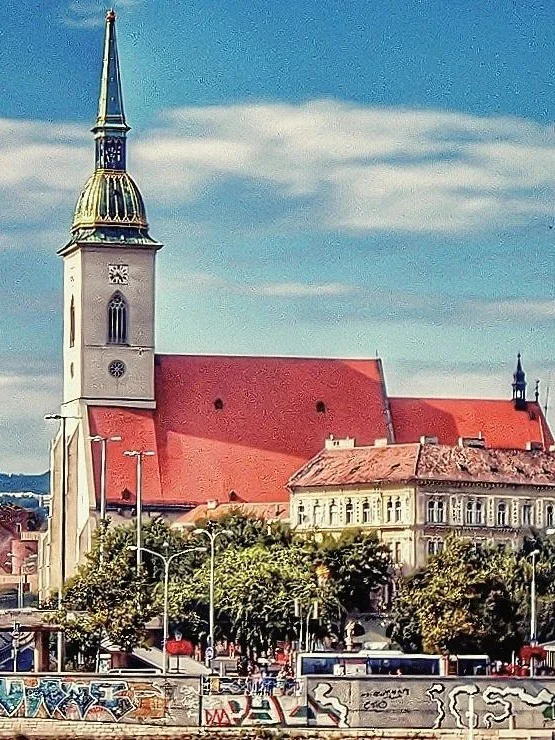 Qué ver en Bratislava en un día | Guía completa de la capital de Eslovaquia Catedral de San Martín en Bratislava, iglesia gótica