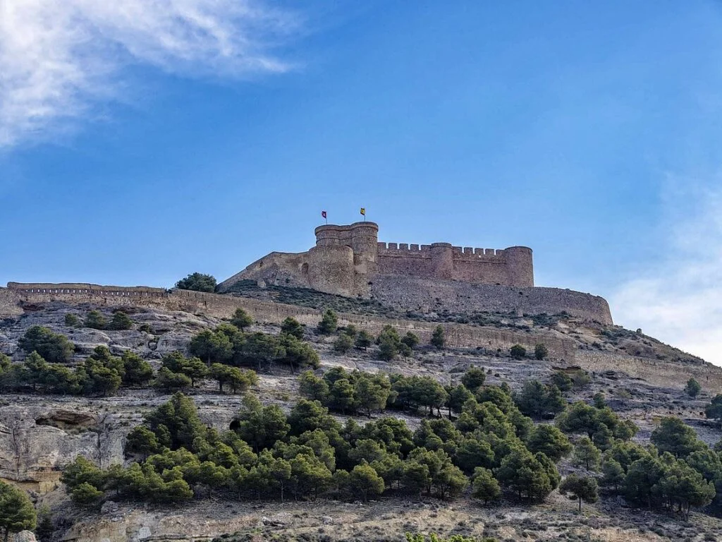 Pueblo medieval con río en Albacete - Muralla y castillo de Chinchilla con paisaje manchego