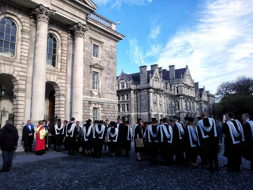 Estudiantes del Trinity College de Dublín durante una ceremonia en el campus