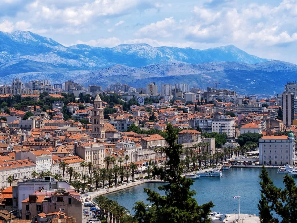 Los 10 pueblos más bonitos de Croacia que ver en 2026 - Guía completa con mapa y consejos Vista panorámica de Split con el histórico Palacio de Diocleciano y el mar Adriático