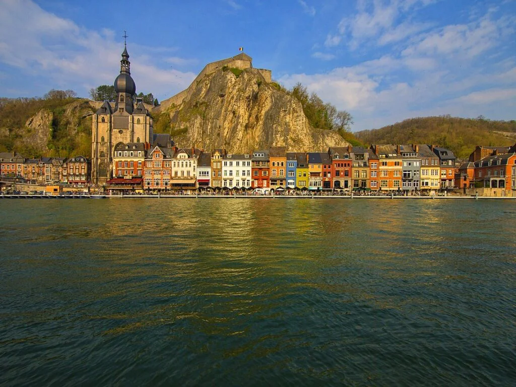 Ciudadela de Namur sobre la confluencia del Mosa y Sambre, capital valona