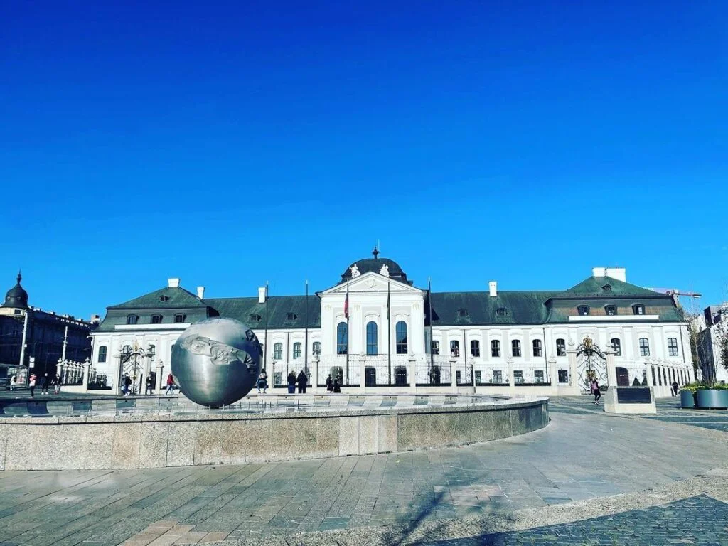 Qué ver en Bratislava en un día | Guía completa de la capital de Eslovaquia Palacio Grassalkovich, residencia oficial del presidente eslovaco