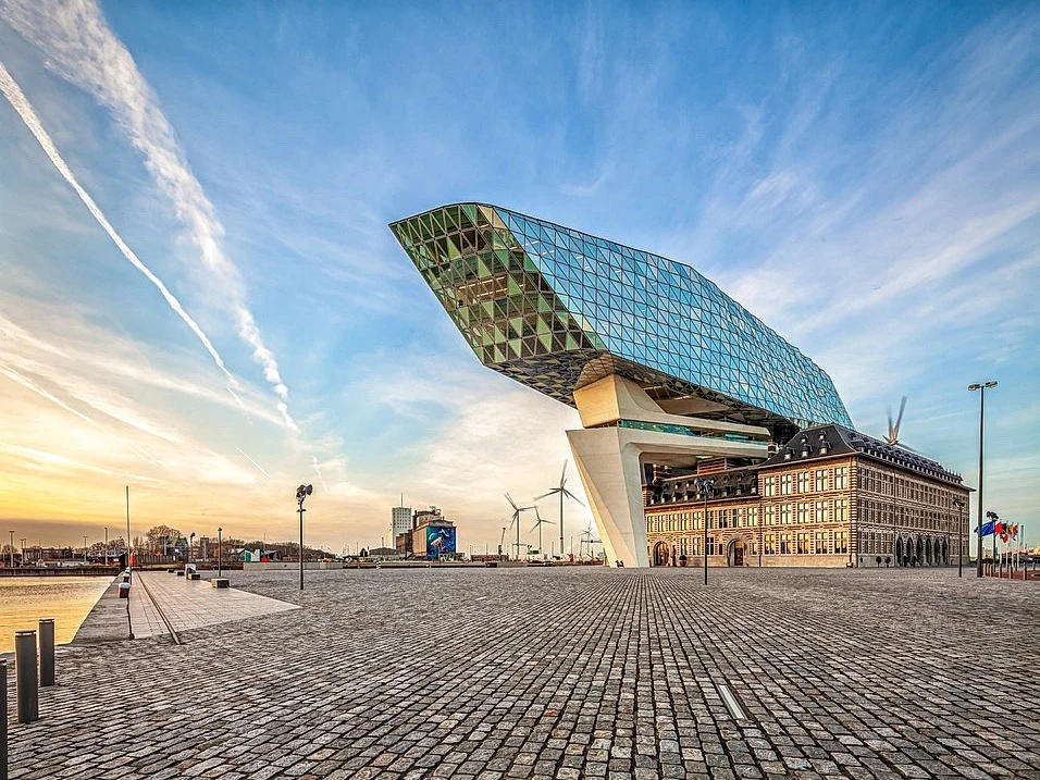 Puerto histórico de Amberes con arquitectura flamenca y grúas portuarias