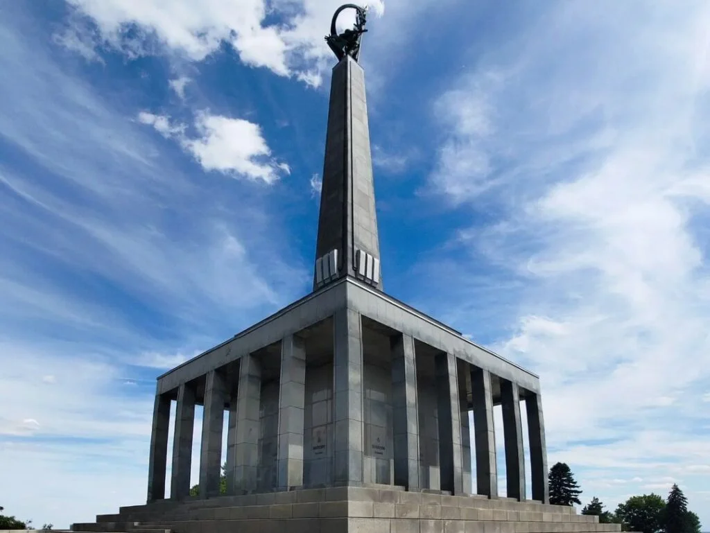 Qué ver en Bratislava en un día | Guía completa de la capital de Eslovaquia Monumento Slavín en Bratislava, homenaje a soldados soviéticos