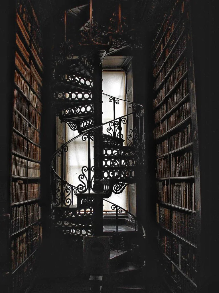 Escalera de caracol en la Biblioteca Antigua del Trinity College de Dublín, un icono arquitectónico