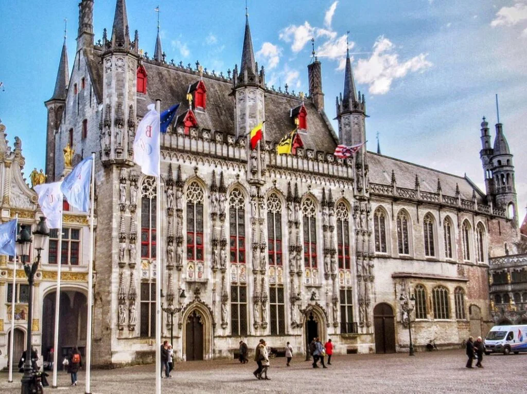 Qué Ver en Brujas: 15 Lugares Imprescindibles + Guía Plaza del Burg en Brujas con la Basílica de la Santa Sangre y el Ayuntamiento gótico