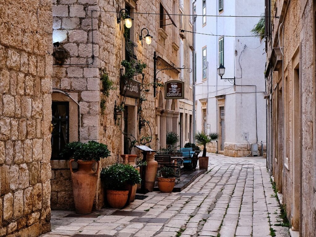Street 6099209 1280 01 1024x768