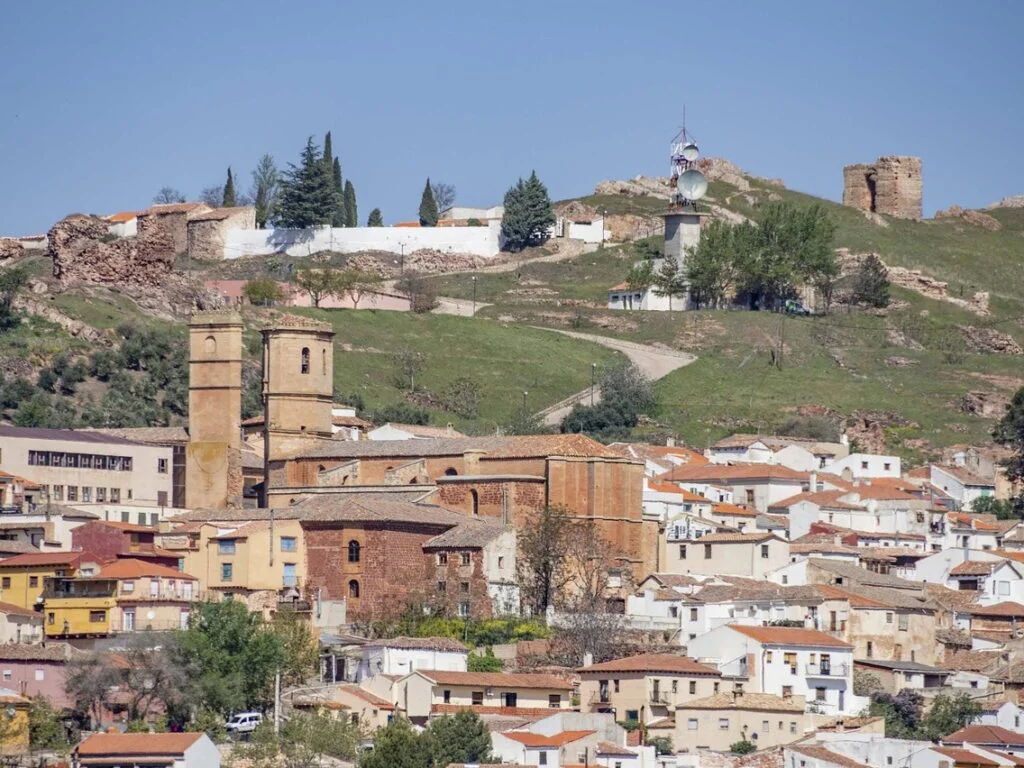 Pueblos de Albacete con río - Plaza Mayor renacentista y acueducto en Alcaraz, provincia de Castilla-La Mancha