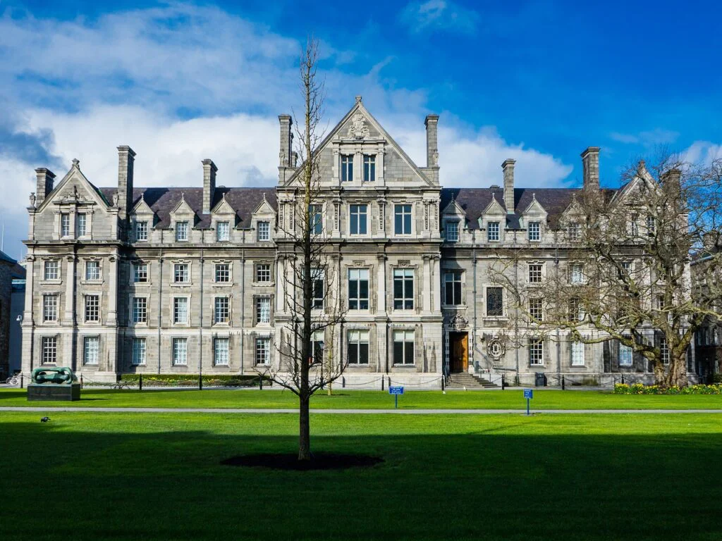 Vista aérea del Trinity College de Dublín, un campus histórico y emblemático en el centro de la ciudad
