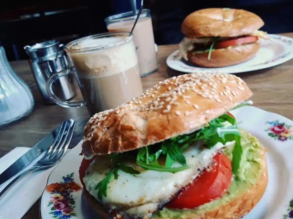 Bagel recién hecho en Sanseveria Bagelsalon, Brujas