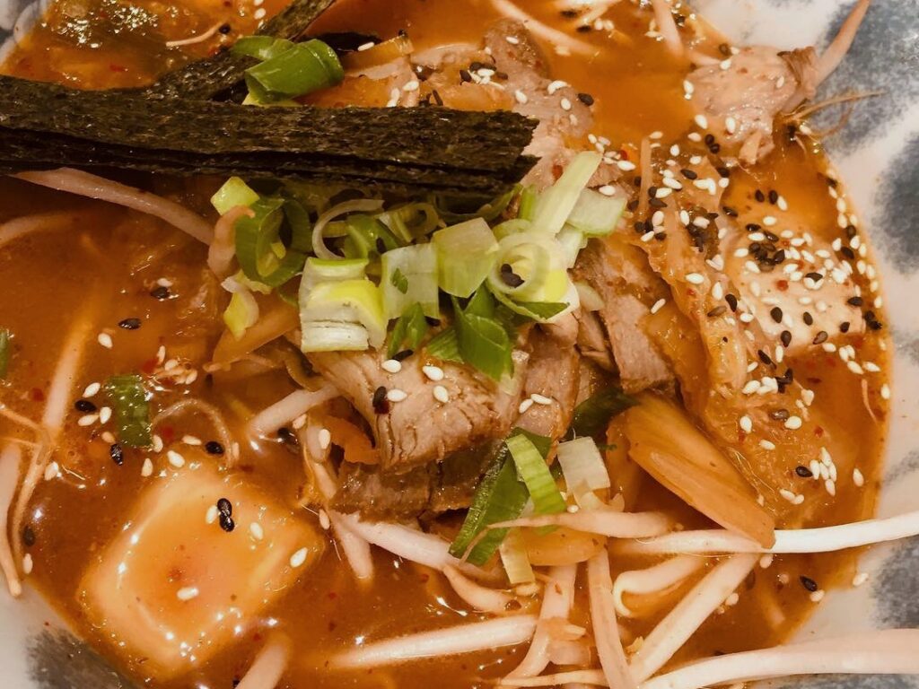 Noodles salteados al wok en Marco Polo Noodlebar, Brujas