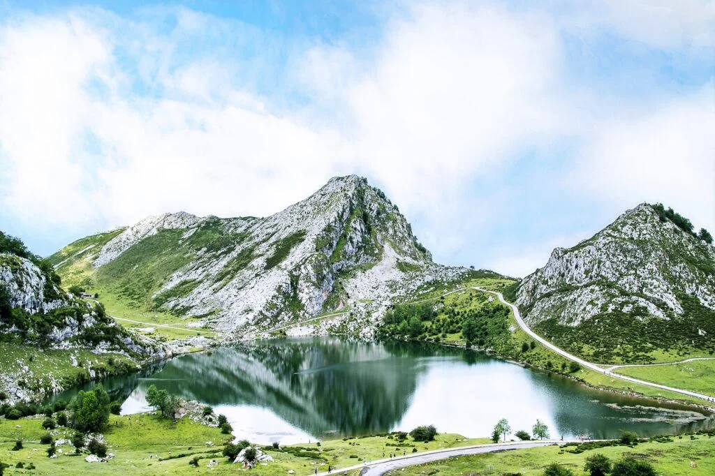 7 pueblos asturianos cerca de Llanes que te van a enamorar Lagos De Covadonga 1024x682