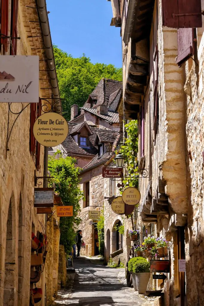 Vista aérea de Saint-Cirq-Lapopie sobre acantilado y río Lot
