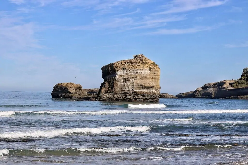 Qué ver en Biarritz en un día: Guía completa y con mapa Casas rojas y blancas en el Puerto Viejo de Biarritz