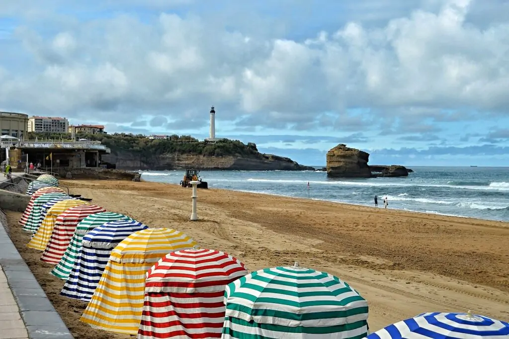 Qué ver en Biarritz en un día: Guía completa y con mapa Surfistas en la playa Côte des Basques, Biarritz