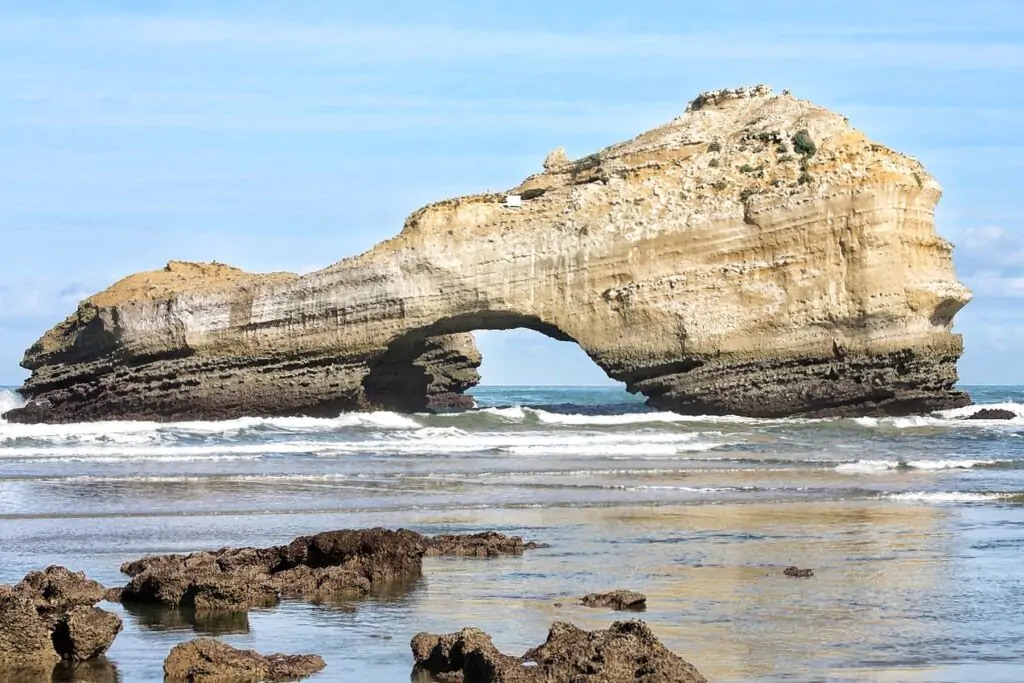 Qué ver en Biarritz en un día: Guía completa y con mapa Roca de la Virgen en Biarritz, promontorio sobre el Atlántico