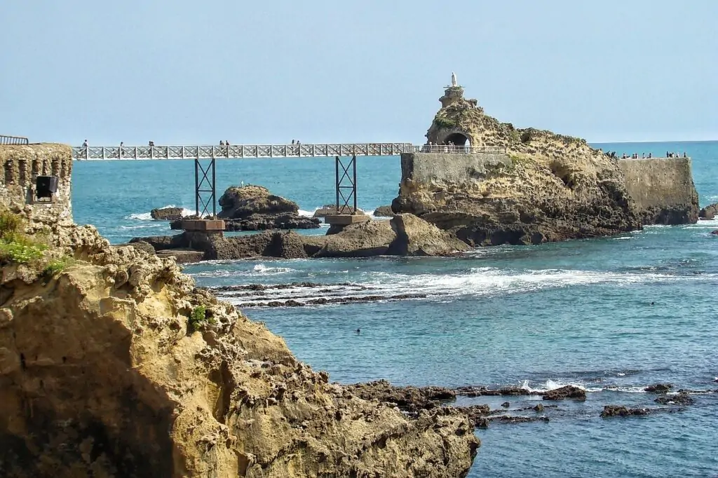 Qué ver en Biarritz en un día: Guía completa y con mapa Faro de Biarritz y el océano Atlántico al atardecer